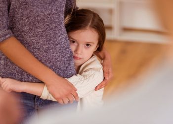Cum să răspunzi unor cuvinte dureroase de față cu copiii?