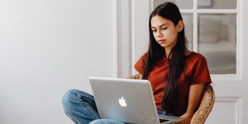 4 moduri de a-i provoca pe copiii voștri să vă pună întrebări vouă, nu internetului
