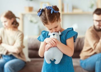 5 comportamente care îndepărtează copiii de părinți