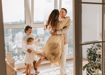 5 motive pentru care părinții ar trebui să fie afectuoși