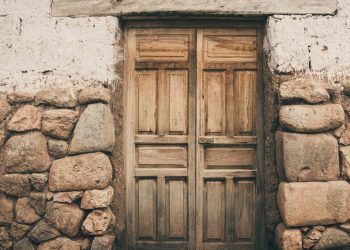 A batut la usa ta - priceasna corala