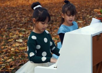 De ce se uita pasarica